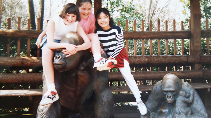 吉岡利代さん：小学校5年生の時に米国のインターナショナルスクールに半年間留学。動物園にてアメリカ人、イギリス人の友人とと共に。