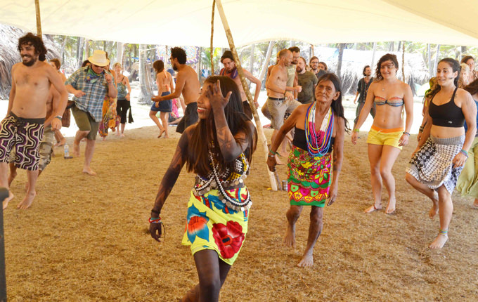 フェスティバルの一景：パナマのウーナン族の女性の踊りを習う、世界各国からの旅行者達