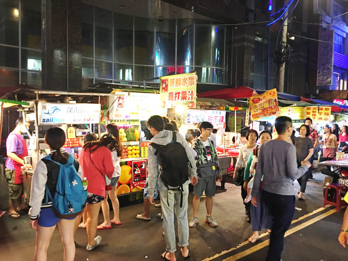 夏祭り気分で楽しめる台湾の夜市でのショッピングや食事も楽しい時間です。