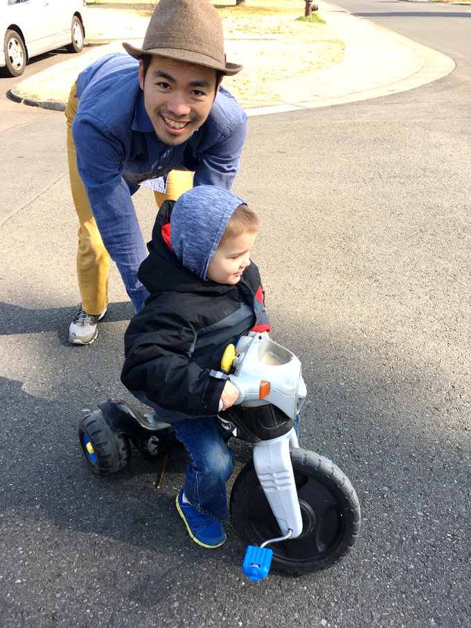 国内留学＆英語ホームステイ先横田基地内ホストファミリーの息子さんと遊ぶ主人