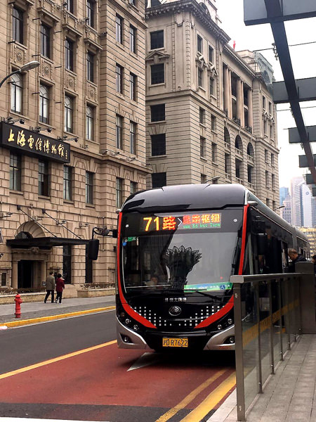  上海・延安路BRT「71路」