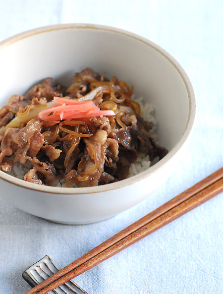 外国人が喜ぶ日本料理！人気の「牛丼」レシピ