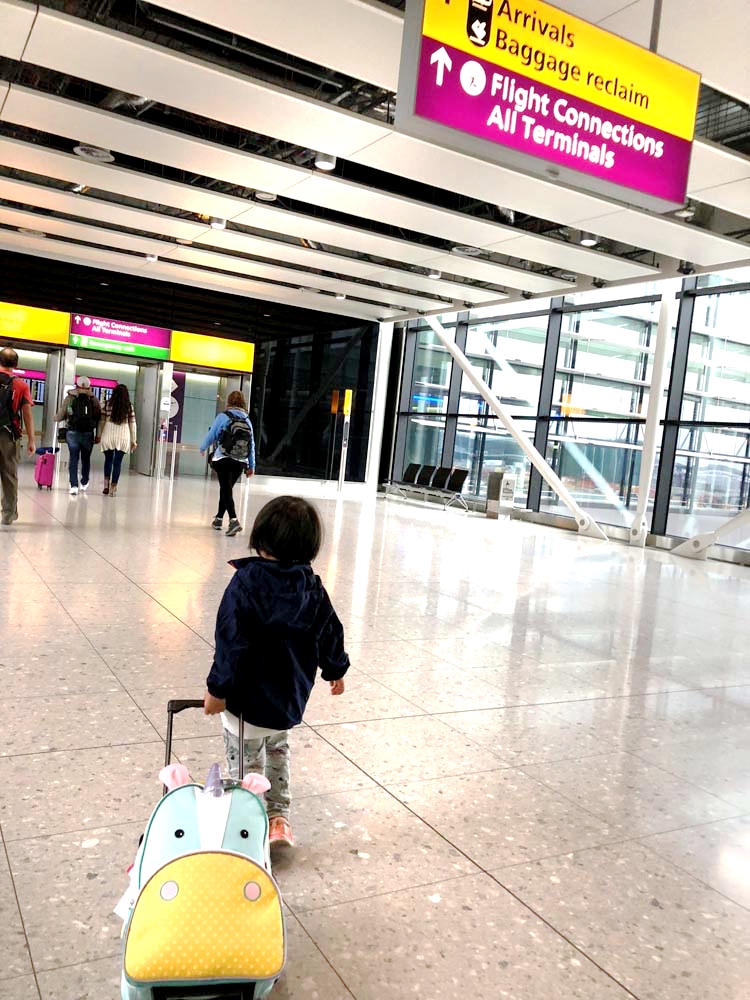 イギリス親子留学へママ共に旅立つ4歳娘。空港にて。