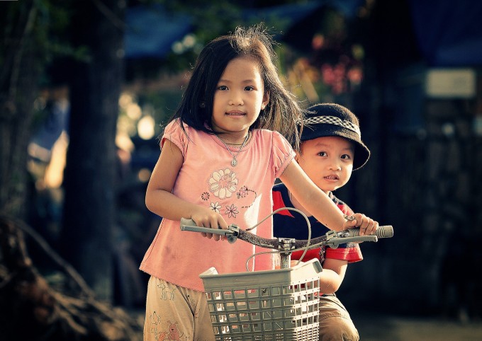 親子の日常的な関わりにおいて母親の笑顔や子どもとの接しかたは、子どもの笑顔の表出や社会性の発達に影響を及ぼす可能性がある