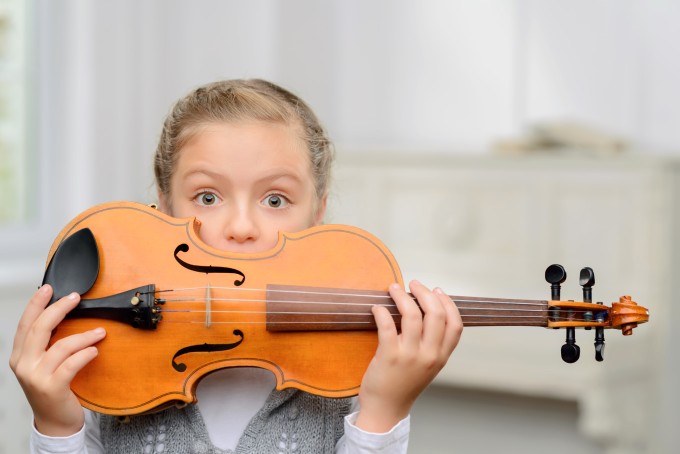 スウェーデンの市町村運営の音楽教室。ヴァイオリンは6歳から。マンツーマンで習うことができ、楽器の貸し出しもしてくれます。