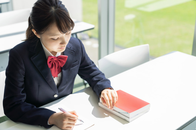 2月の「入学試験（学力試験）」や、「内申点（加重計算合計または単純合計）＋入試得点」による選抜は、日本の高校進学の象徴的なシステム